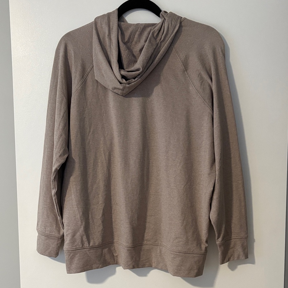 Vuori Women’s Halo Oversized Hoodie - Picture 3 of 9